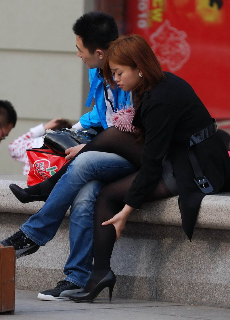 黑丝女孩有点撒娇