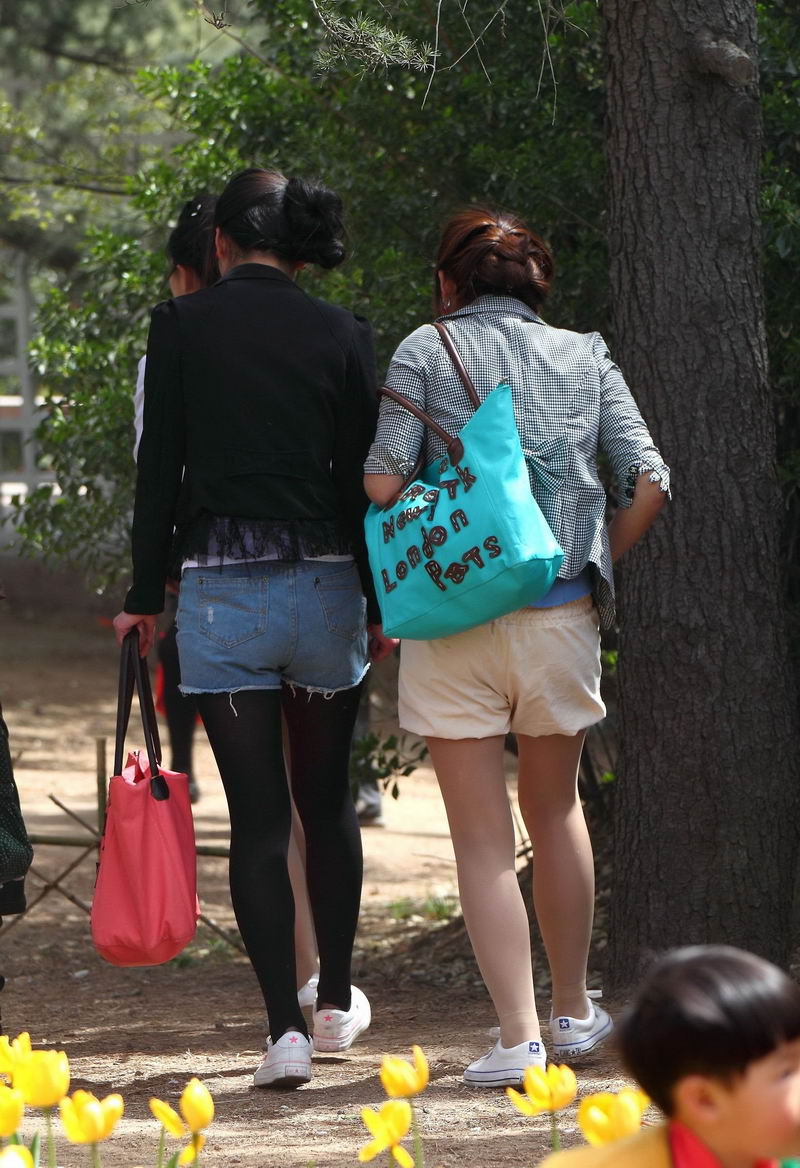 肉丝美女和黑丝美女一起逛公园(1)