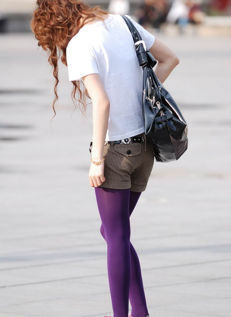 街拍紫色连裤袜女生