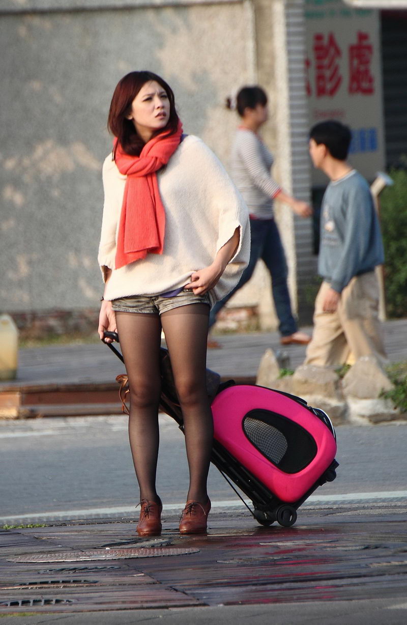 沙滩边休息的黑丝美眉