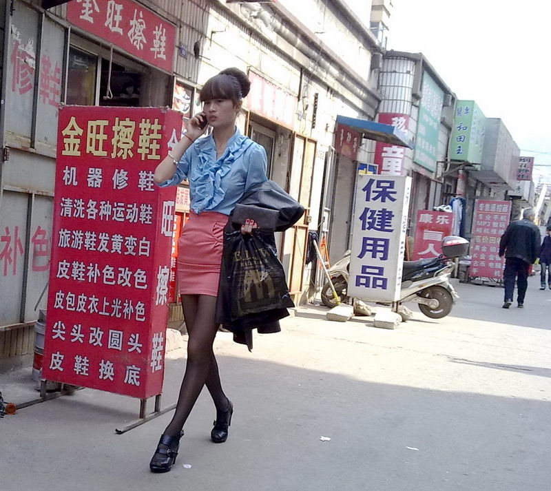 连云港宏悦旅馆附近街拍红色超短裙美女