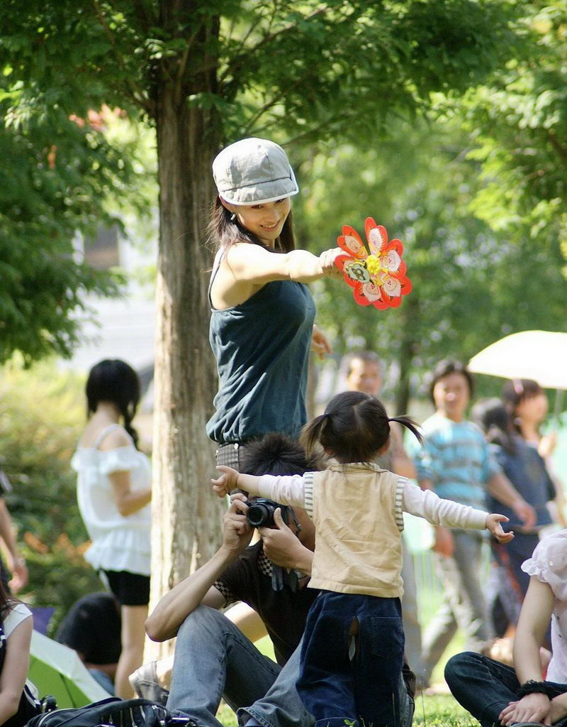 草地上的性感妈妈