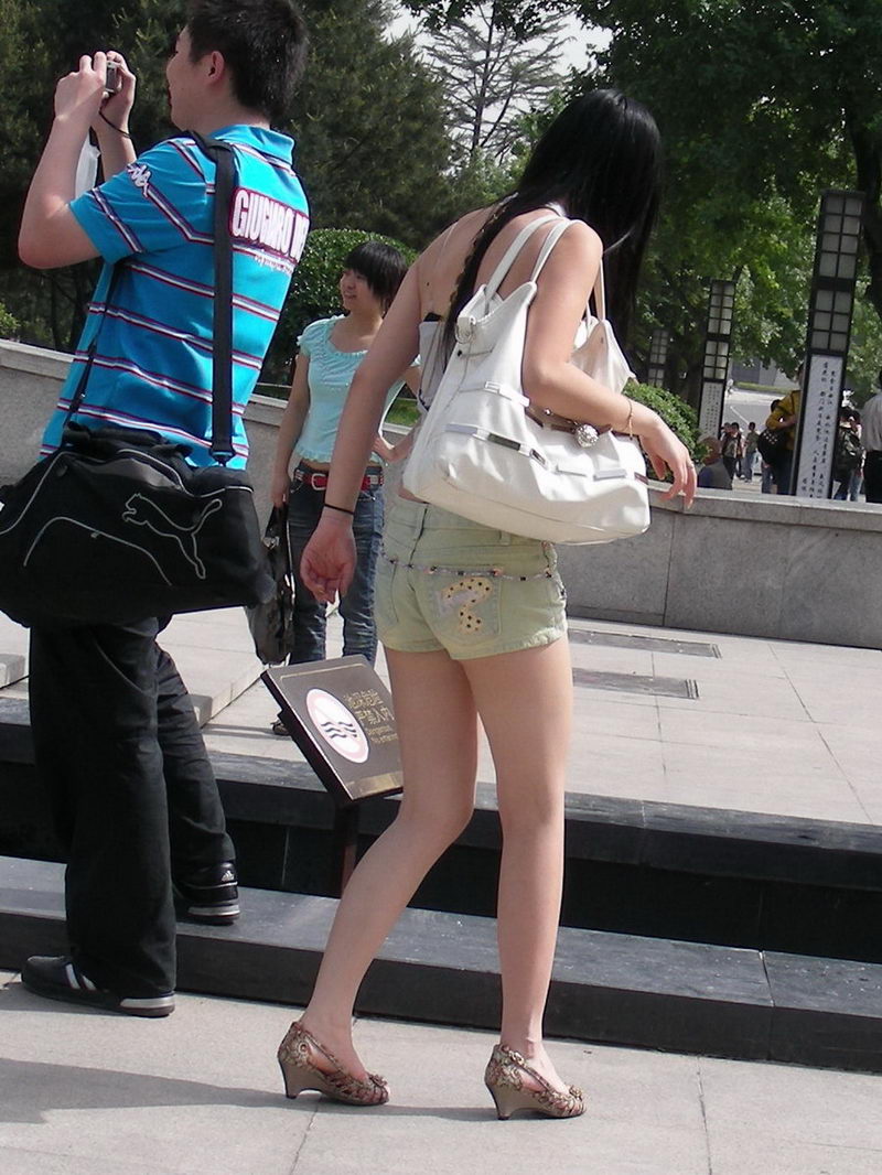 暑假旅游的牛仔热裤女孩