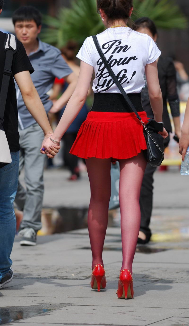迷人的红色丝袜超短裙美女