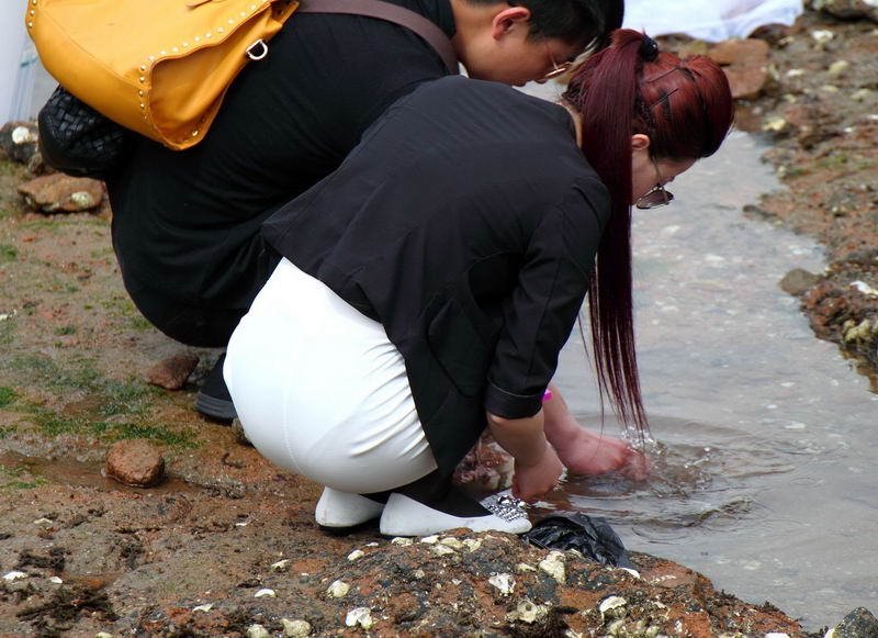 很干净的白色超短裹身裙