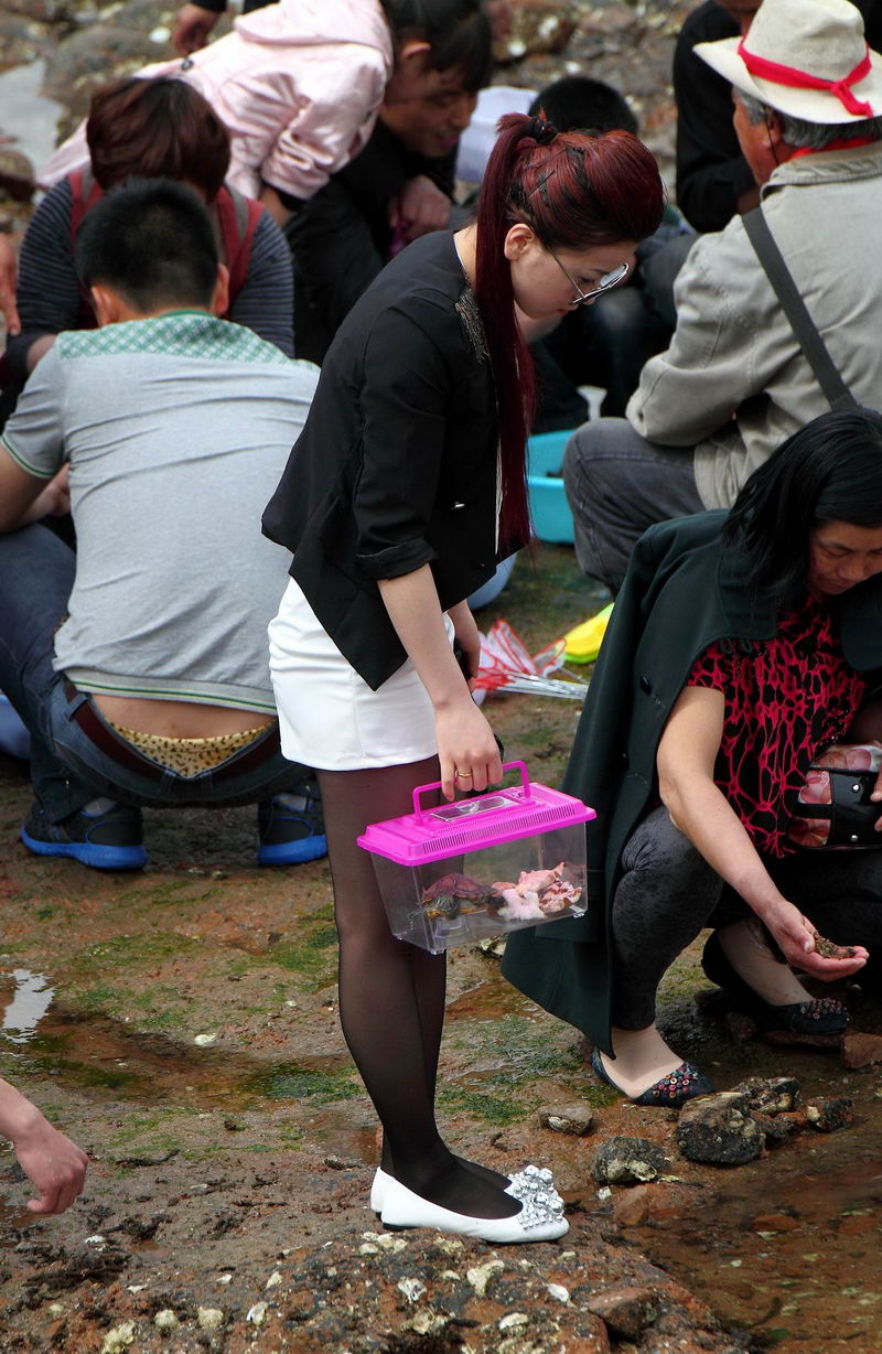 很干净的白色超短裹身裙