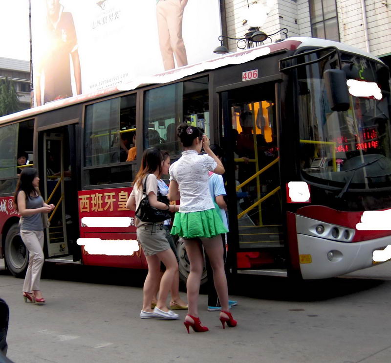 等406公交车的高跟鞋超短裙美眉