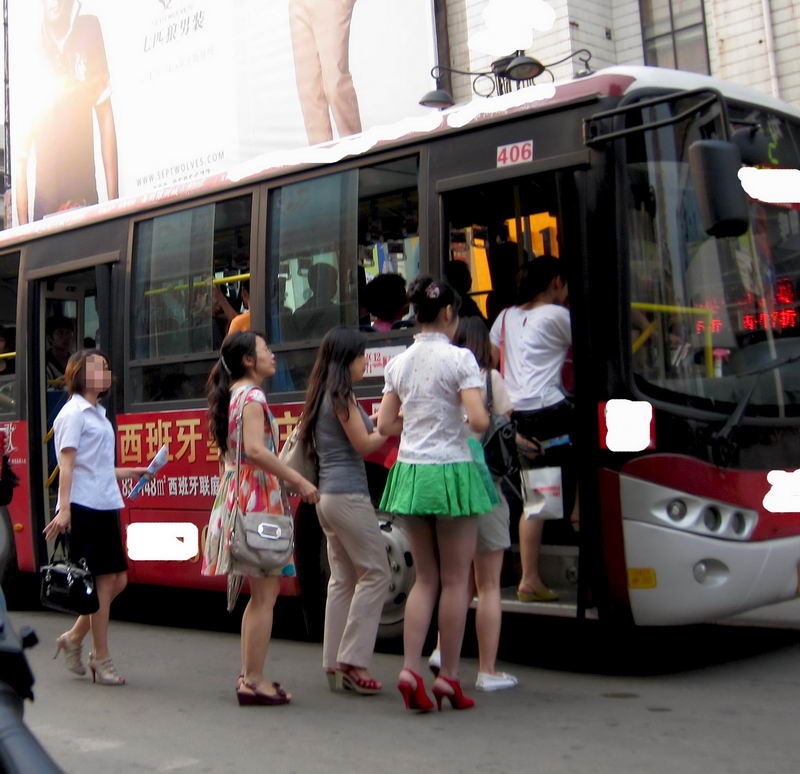 等406公交车的高跟鞋超短裙美眉