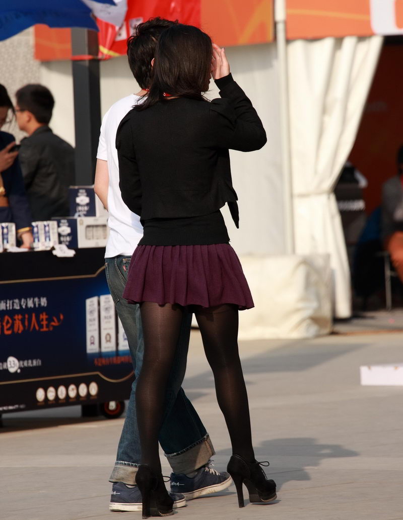 展会上的紫色超短裙丝袜少妇(1)