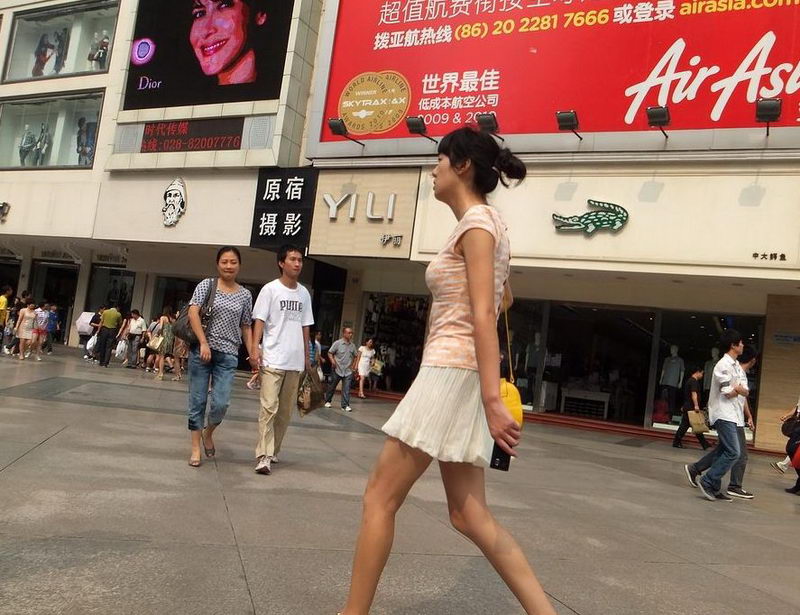 深圳发展银行杭州分行门口街拍白裙美女
