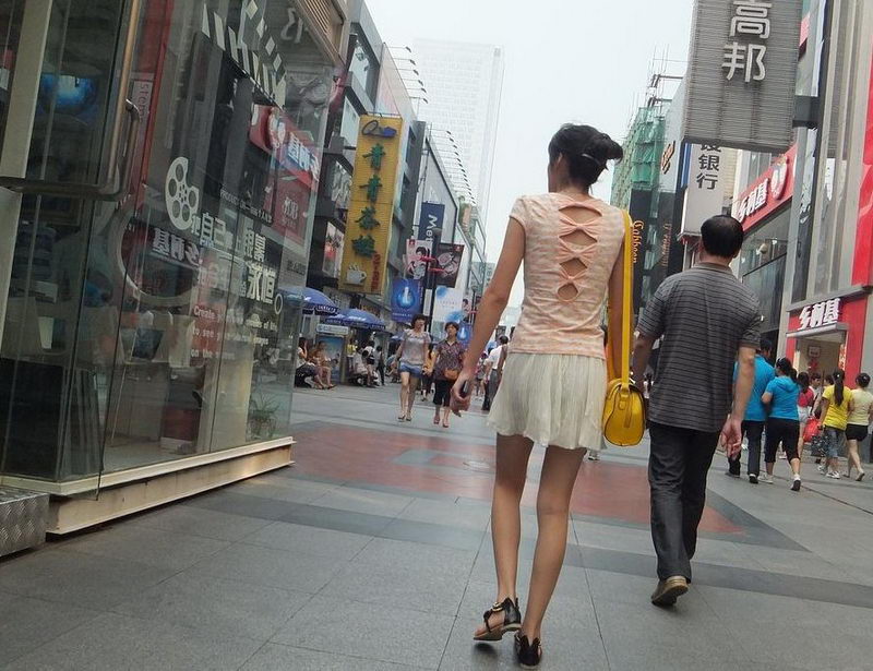 深圳发展银行杭州分行门口街拍白裙美女