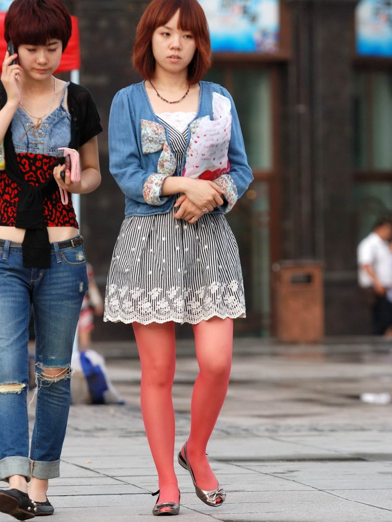 迷人的红色丝袜短裙(1)