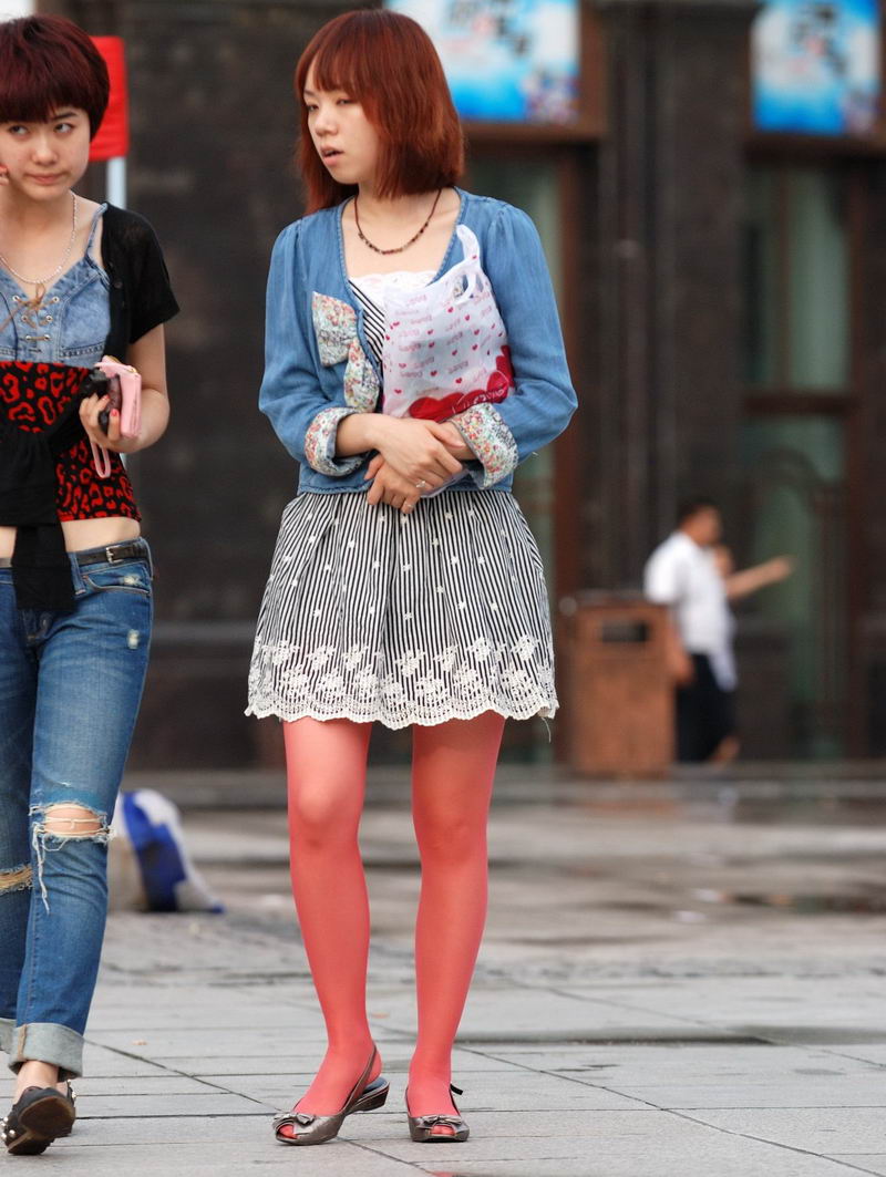 迷人的红色丝袜短裙