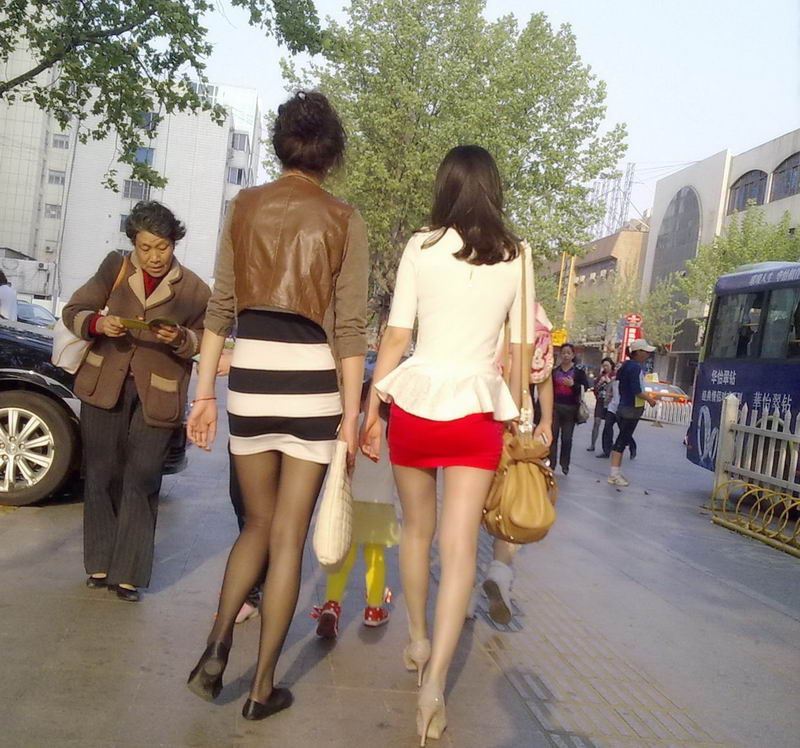 连云港街拍红色短裙高跟鞋丝袜少妇