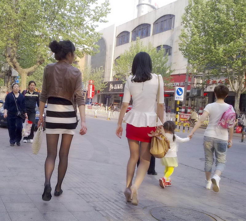 连云港街拍红色短裙高跟鞋丝袜少妇