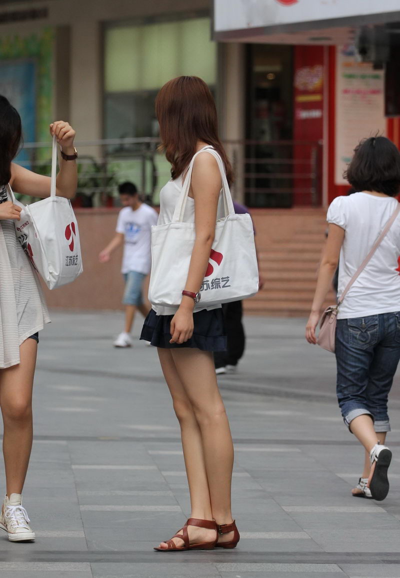 毓龙路街拍的女生