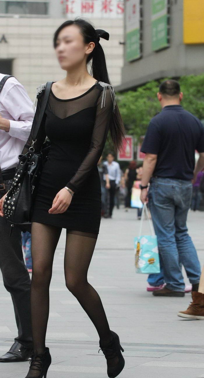 北京很流行的黑纱裹身裙