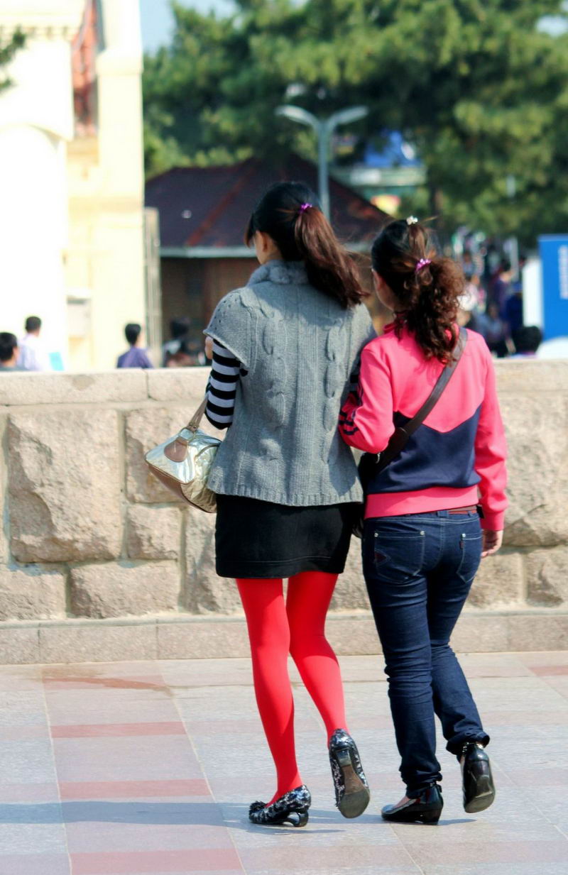 环行东路的厚红裤袜女孩