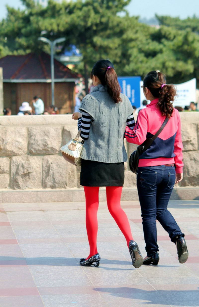 环行东路的厚红裤袜女孩