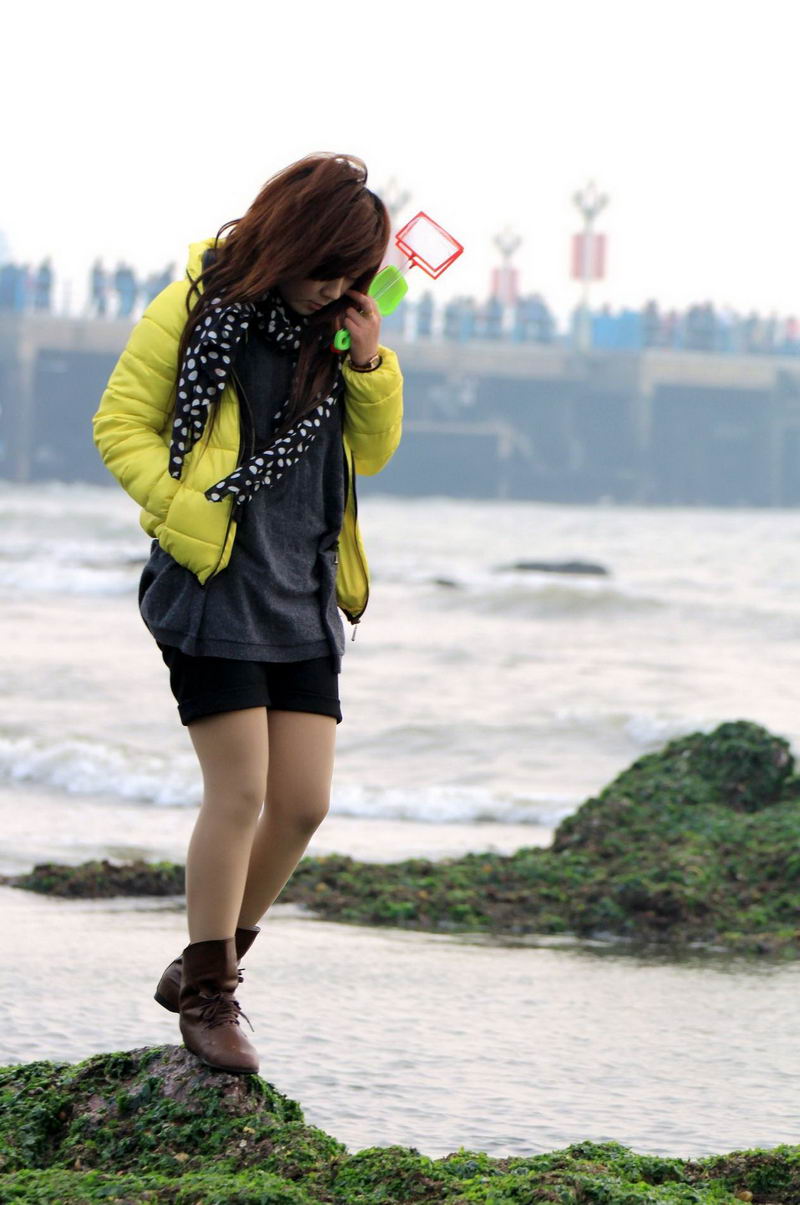 妹妹拿着小渔网能捞到鱼吗