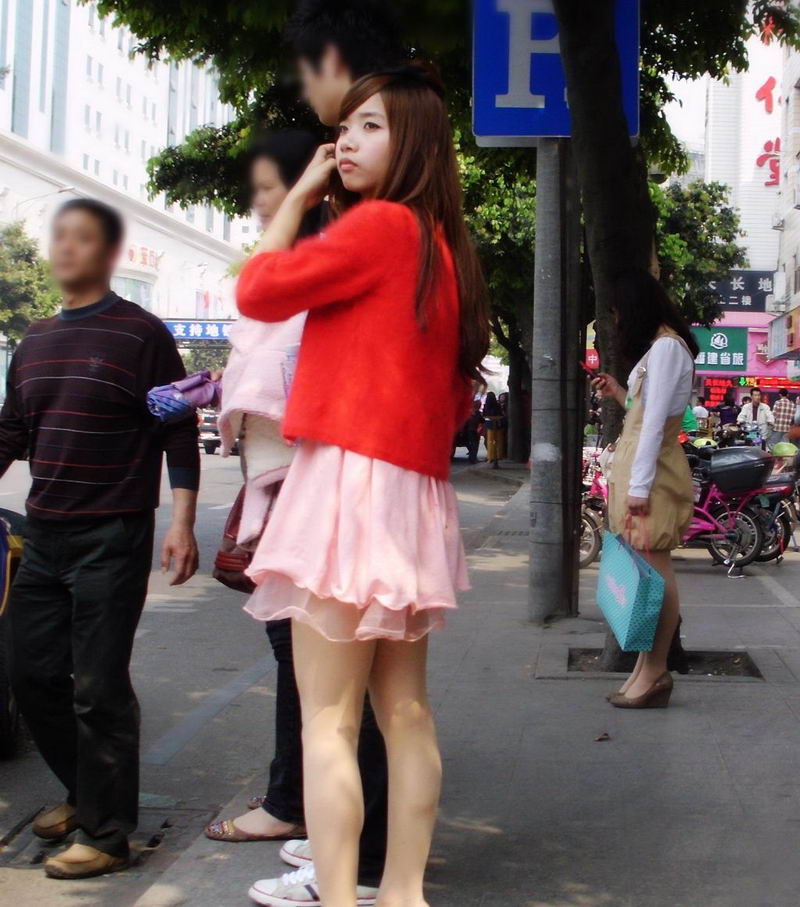 福州大学门口街拍超短纱裙肉丝袜美女