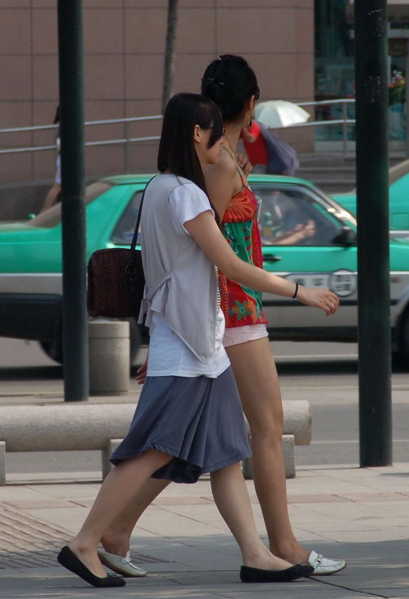 西安华城国际街拍长裙美女