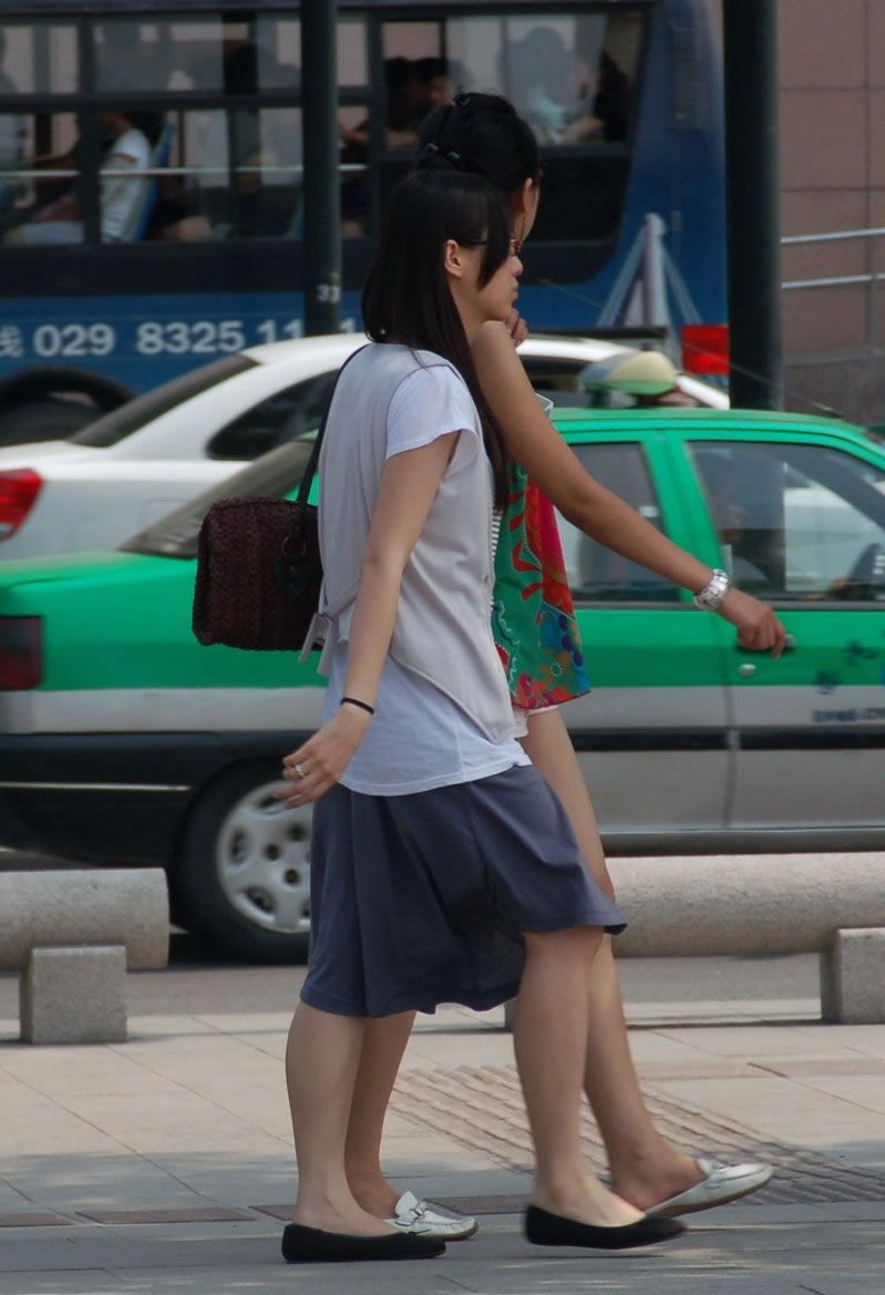 西安华城国际街拍长裙美女