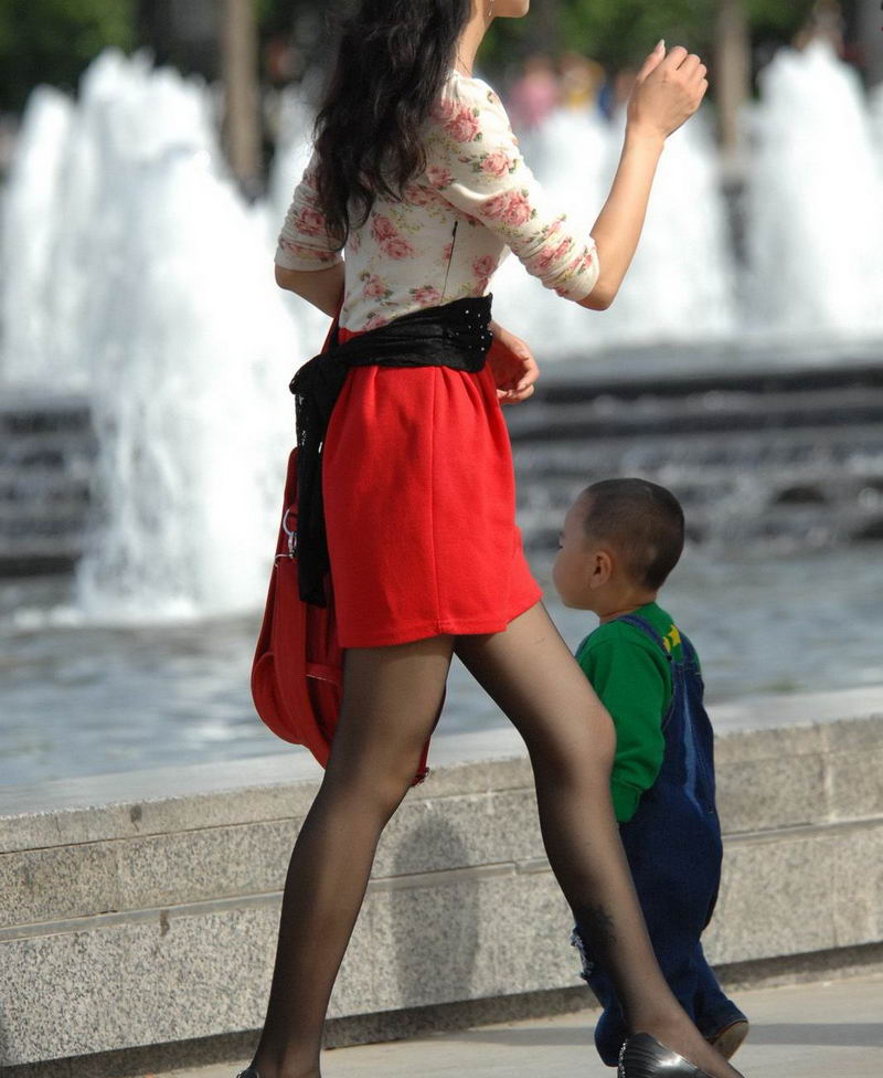 红色短裙黑丝袜美女