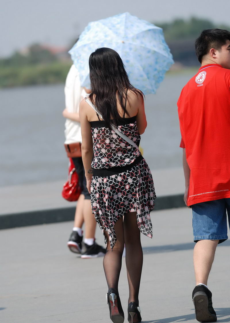 她应该是个外语导游吧