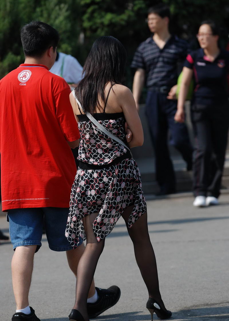 她应该是个外语导游吧