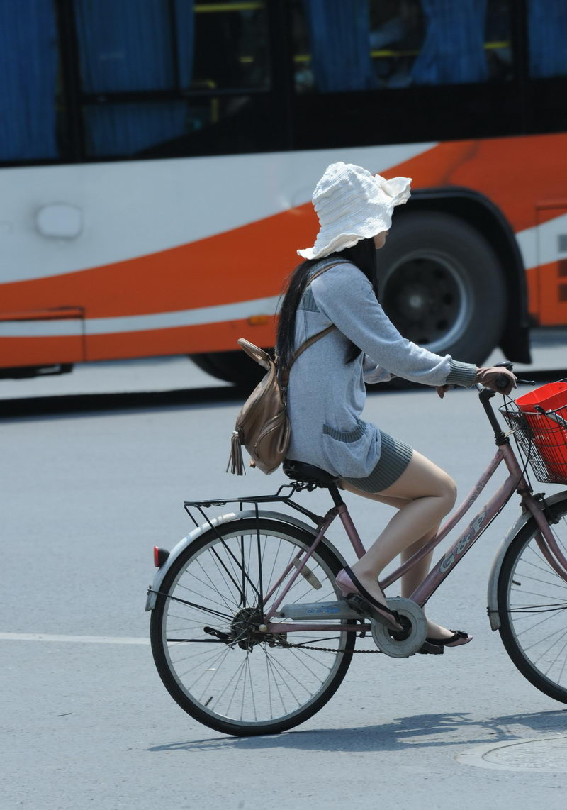 电子科大街拍骑单车的丝袜美女
