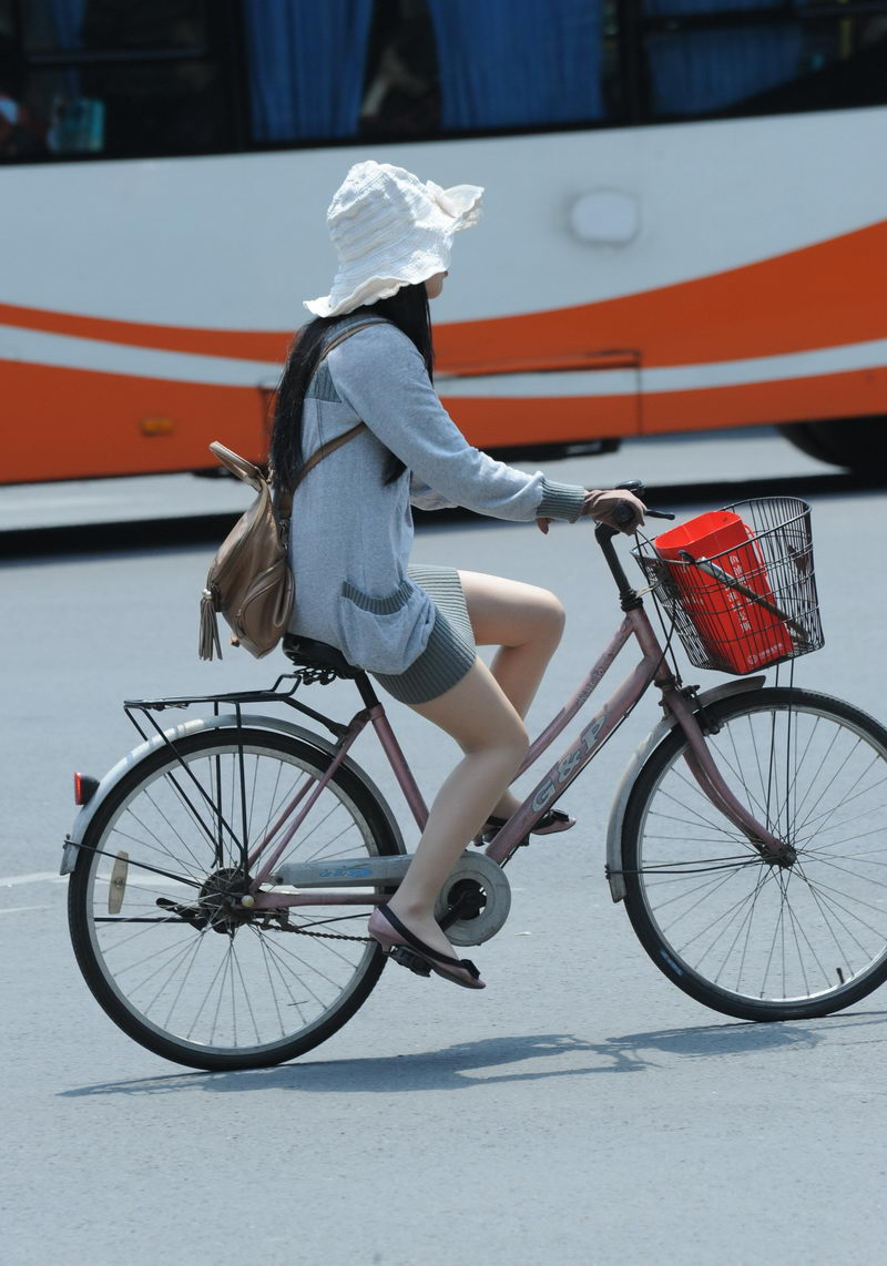 电子科大街拍骑单车的丝袜美女(1)