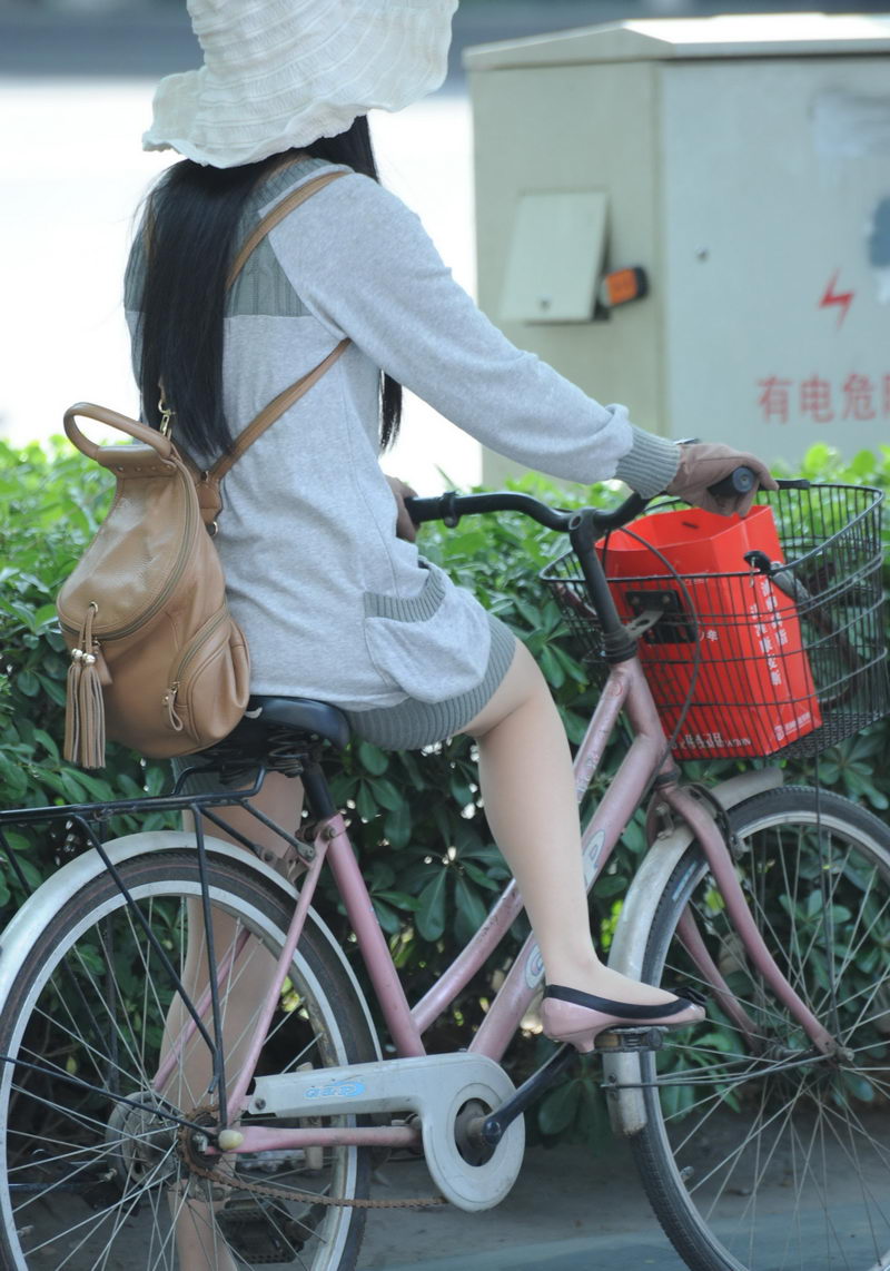 电子科大街拍骑单车的丝袜美女