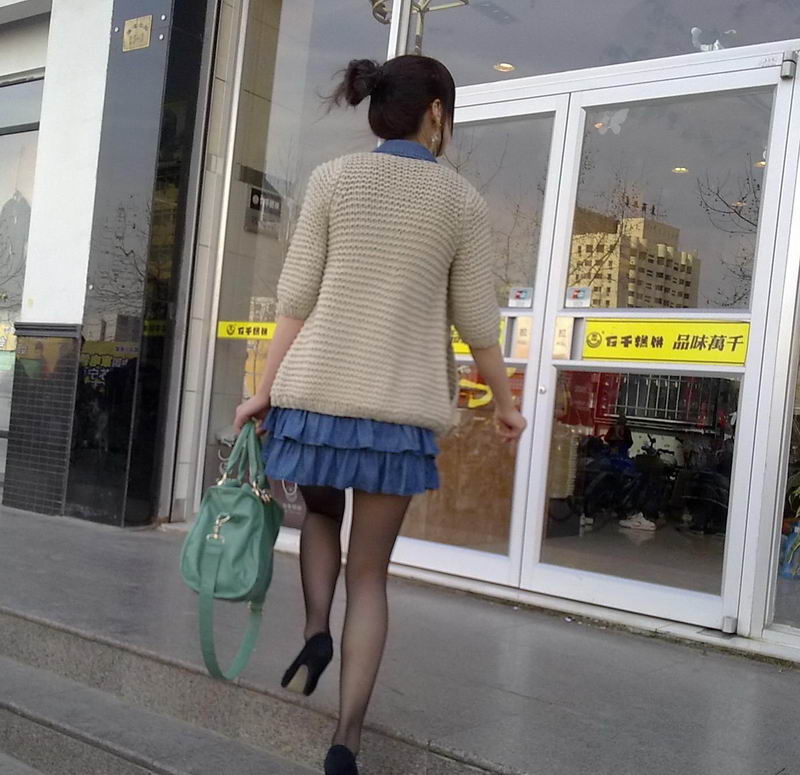 上海今年流行的超短裙(1)