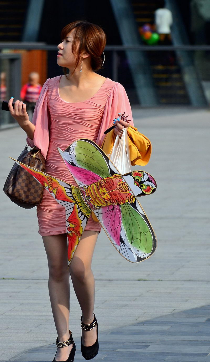 五一广场街拍放风筝的丝袜美少妇