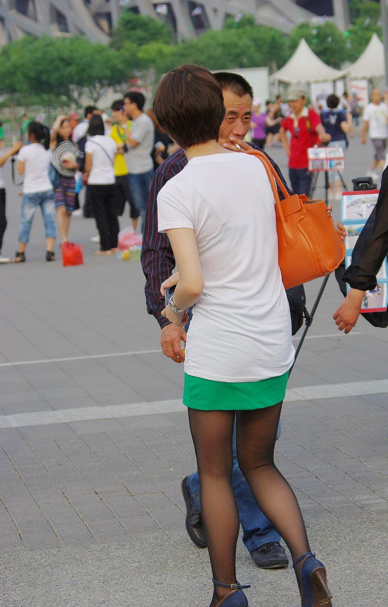 迎泽大街的绿色超短裙黑丝袜女孩