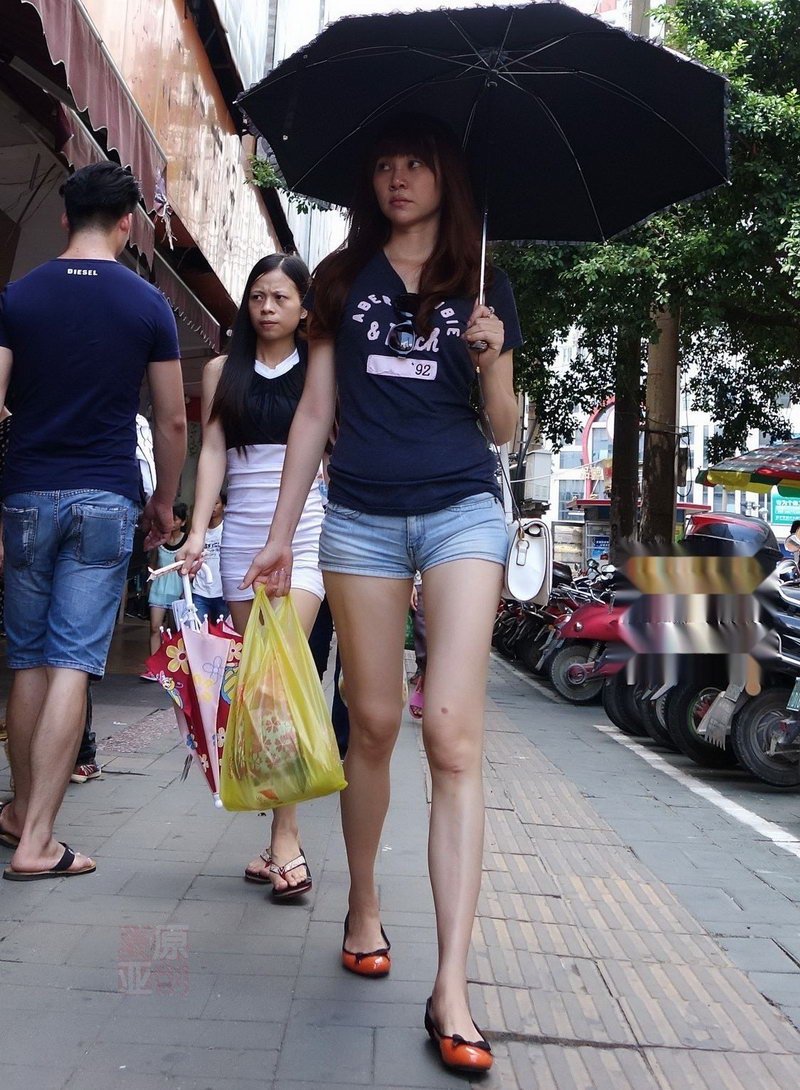 有名的肉食品店门口街拍的美女