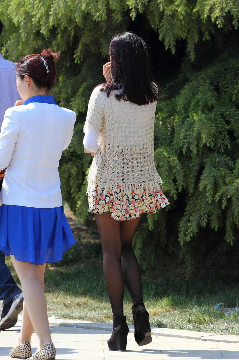 青岛公园的黑丝袜花裙子女生