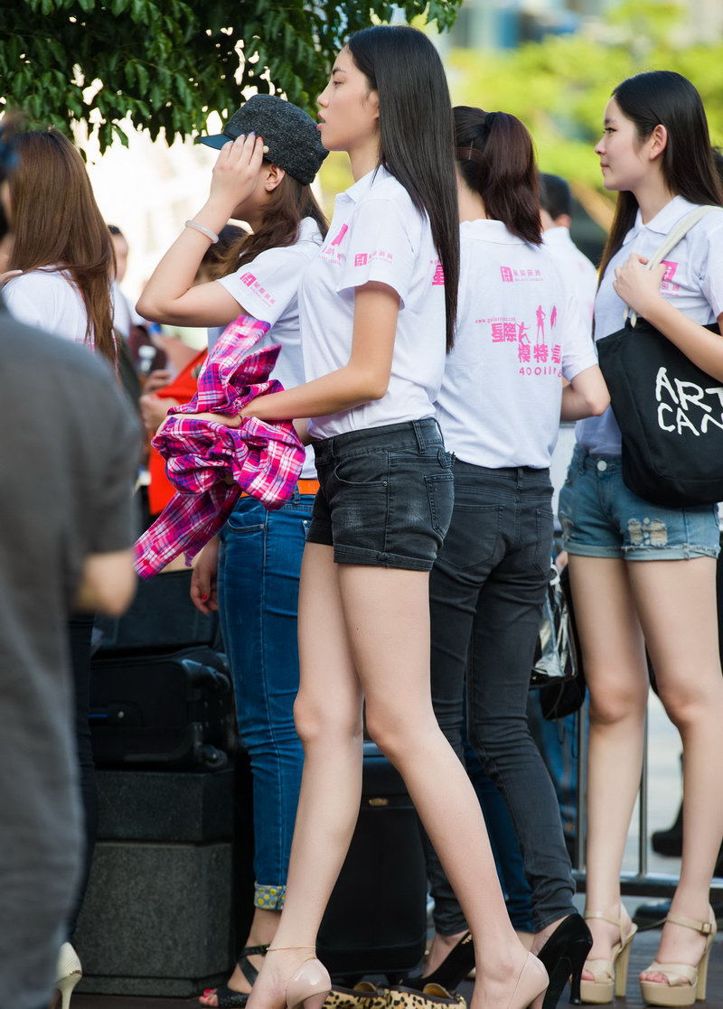 新买的单反相机街拍的美女