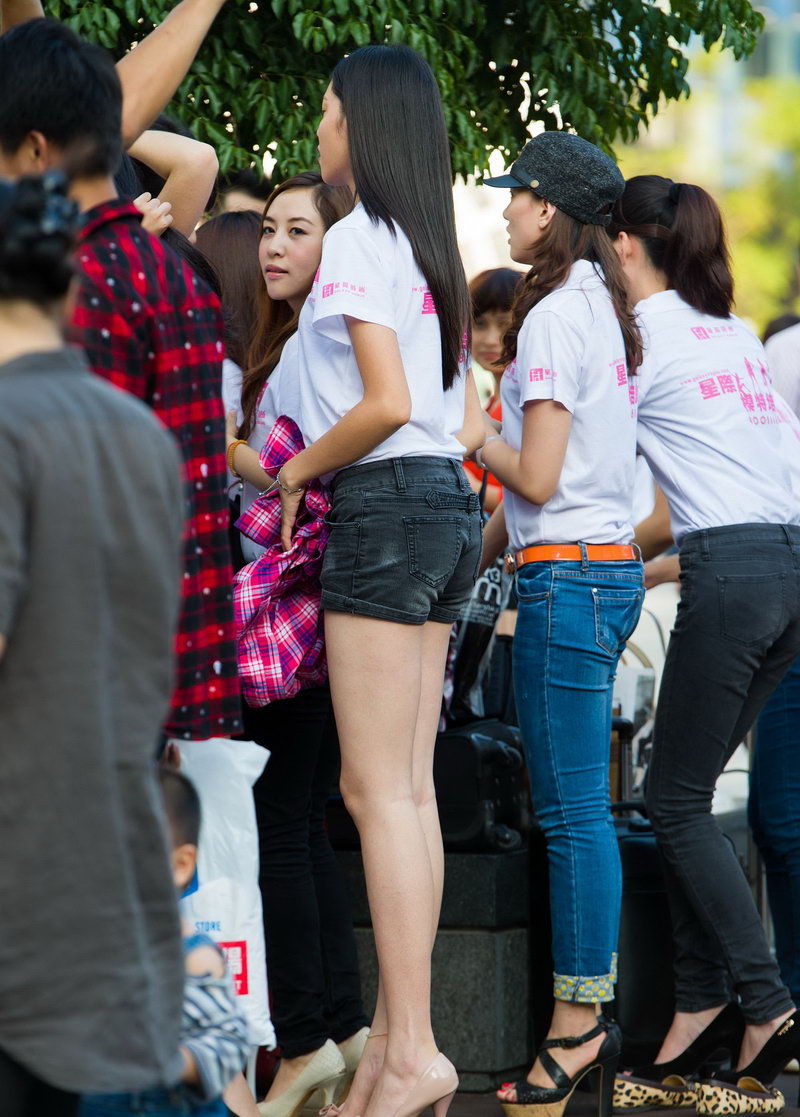 新买的单反相机街拍的美女