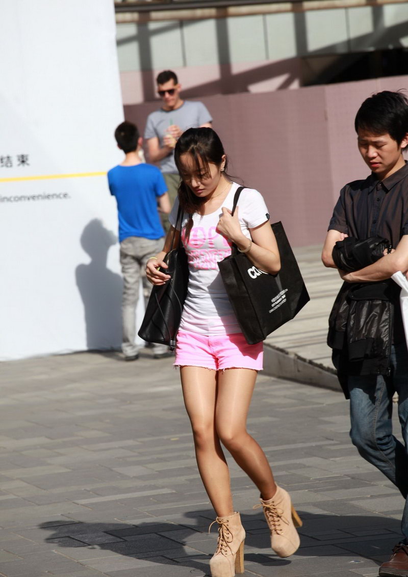 杭州的商业区街拍的美眉