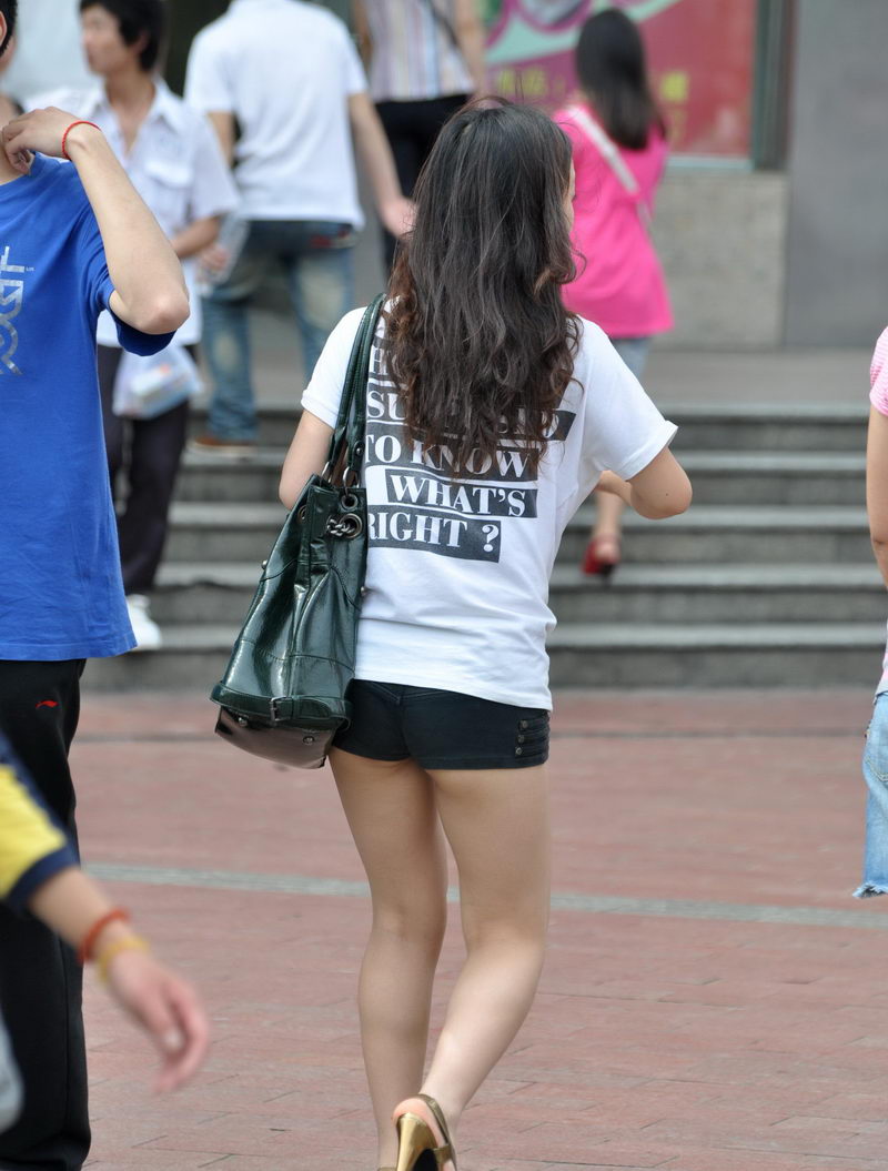武汉广场街拍热裤美女