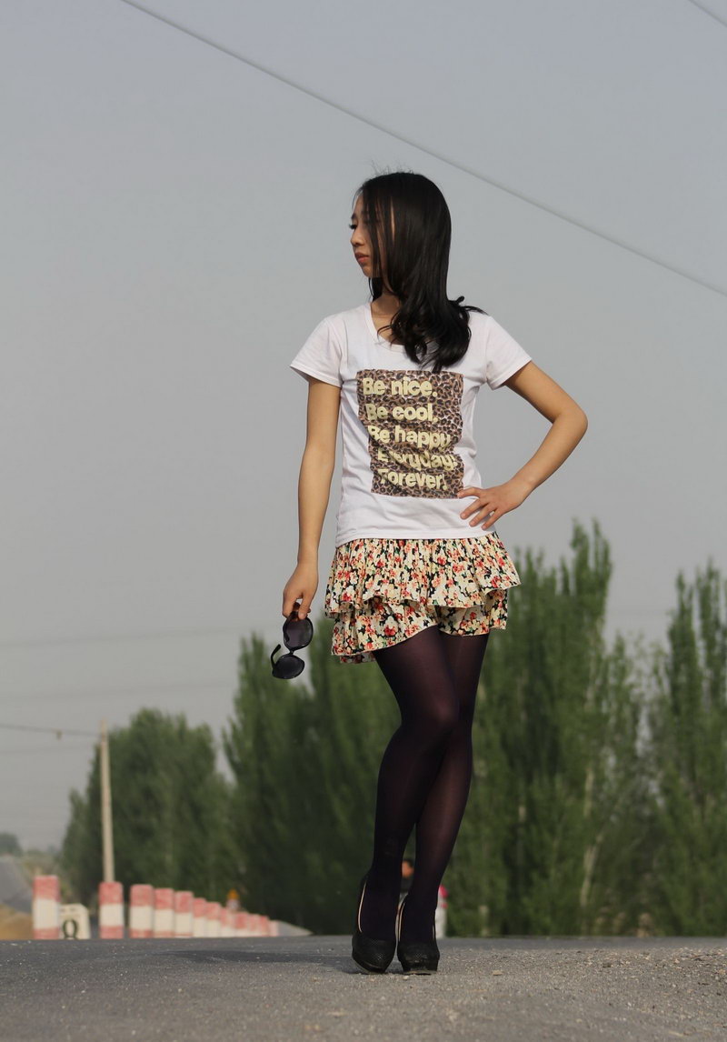 朋友在外面旅游的时候街拍的黑丝袜美女(1)