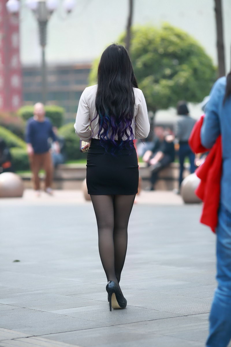 杭州的广场街拍的黑丝袜美眉