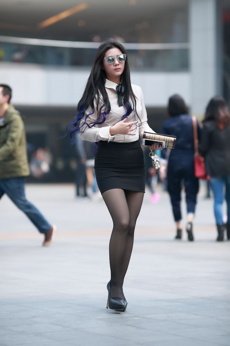 杭州的广场街拍的黑丝袜美眉