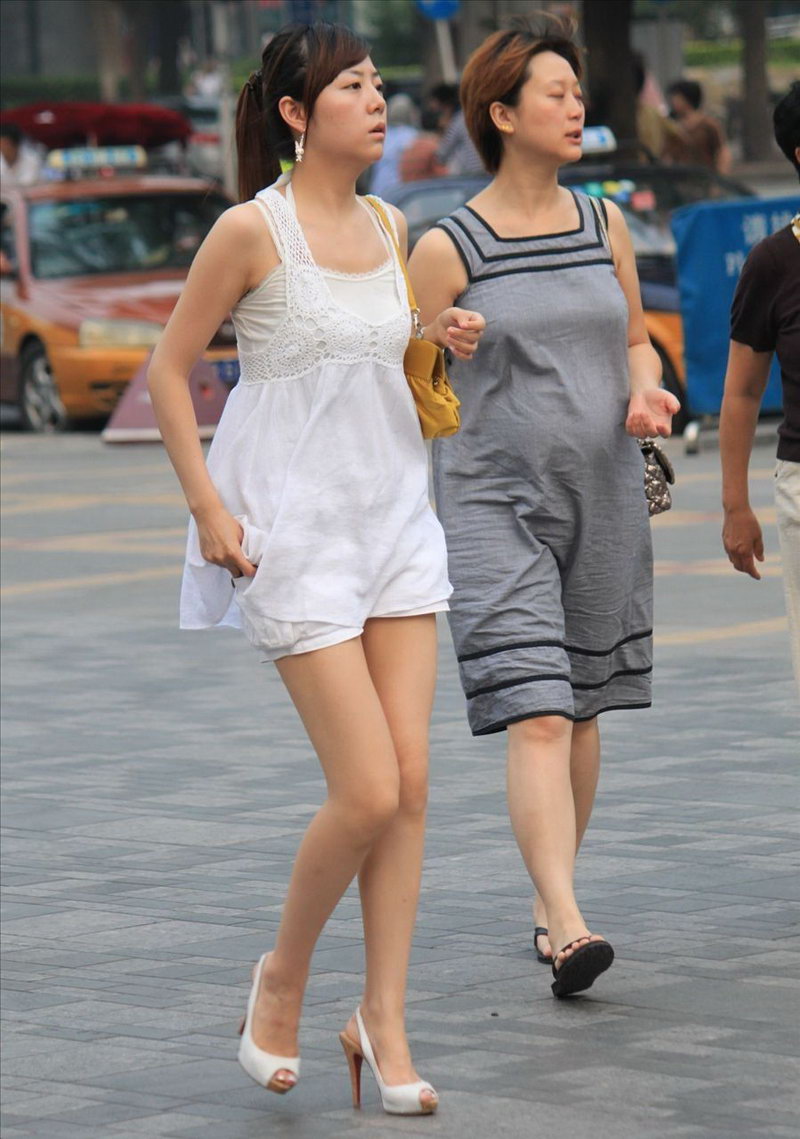杭州的印象城购物中心附近街拍的美女