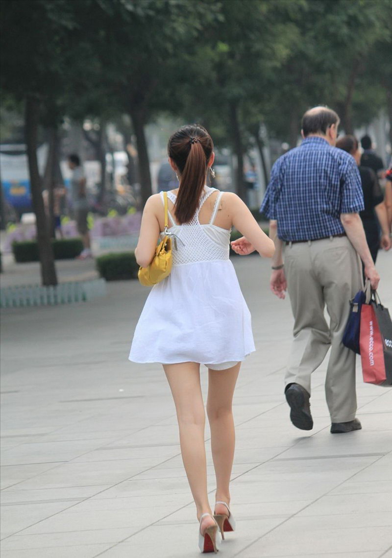杭州的印象城购物中心附近街拍的美女