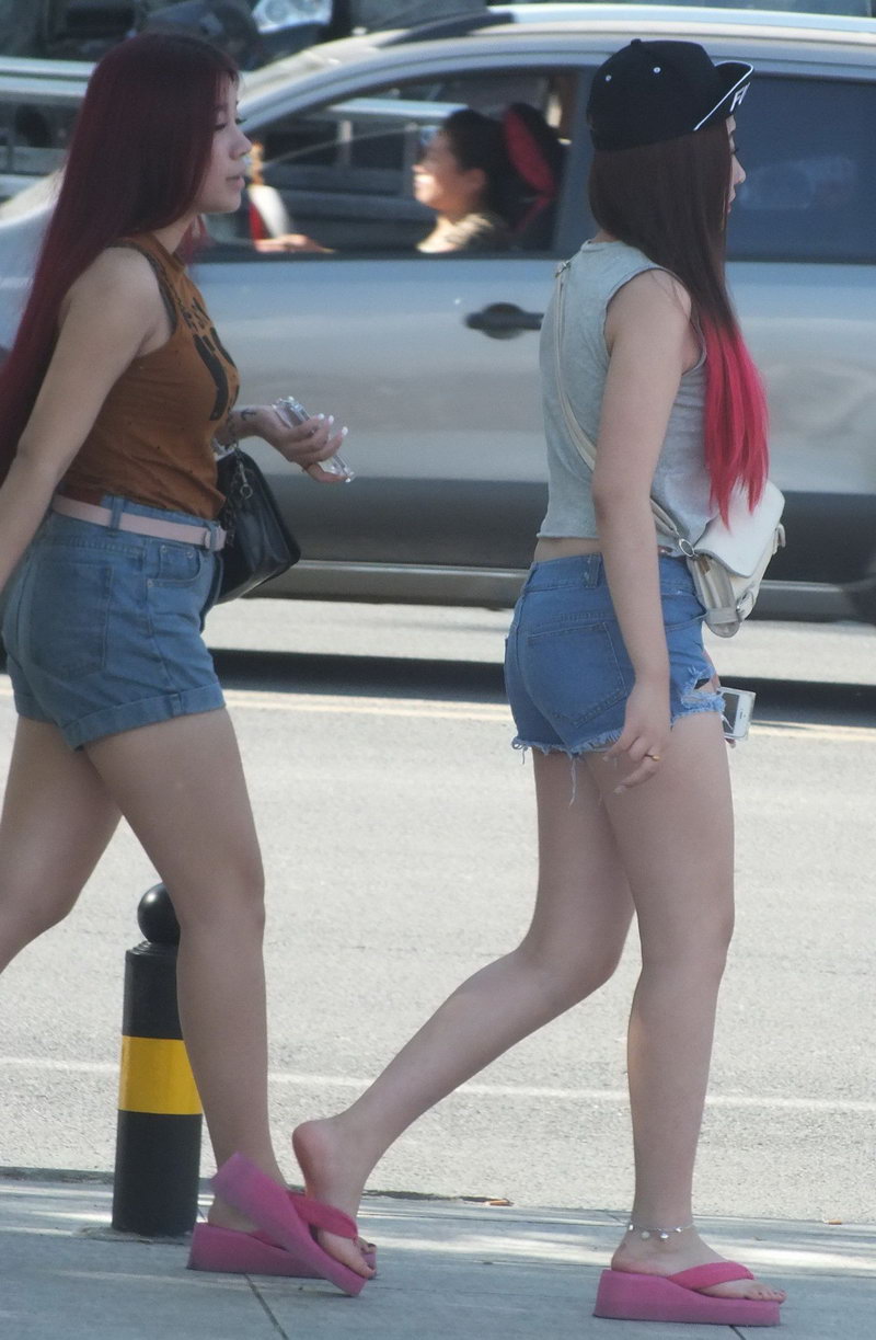 建设路上街拍的两个短裤美女