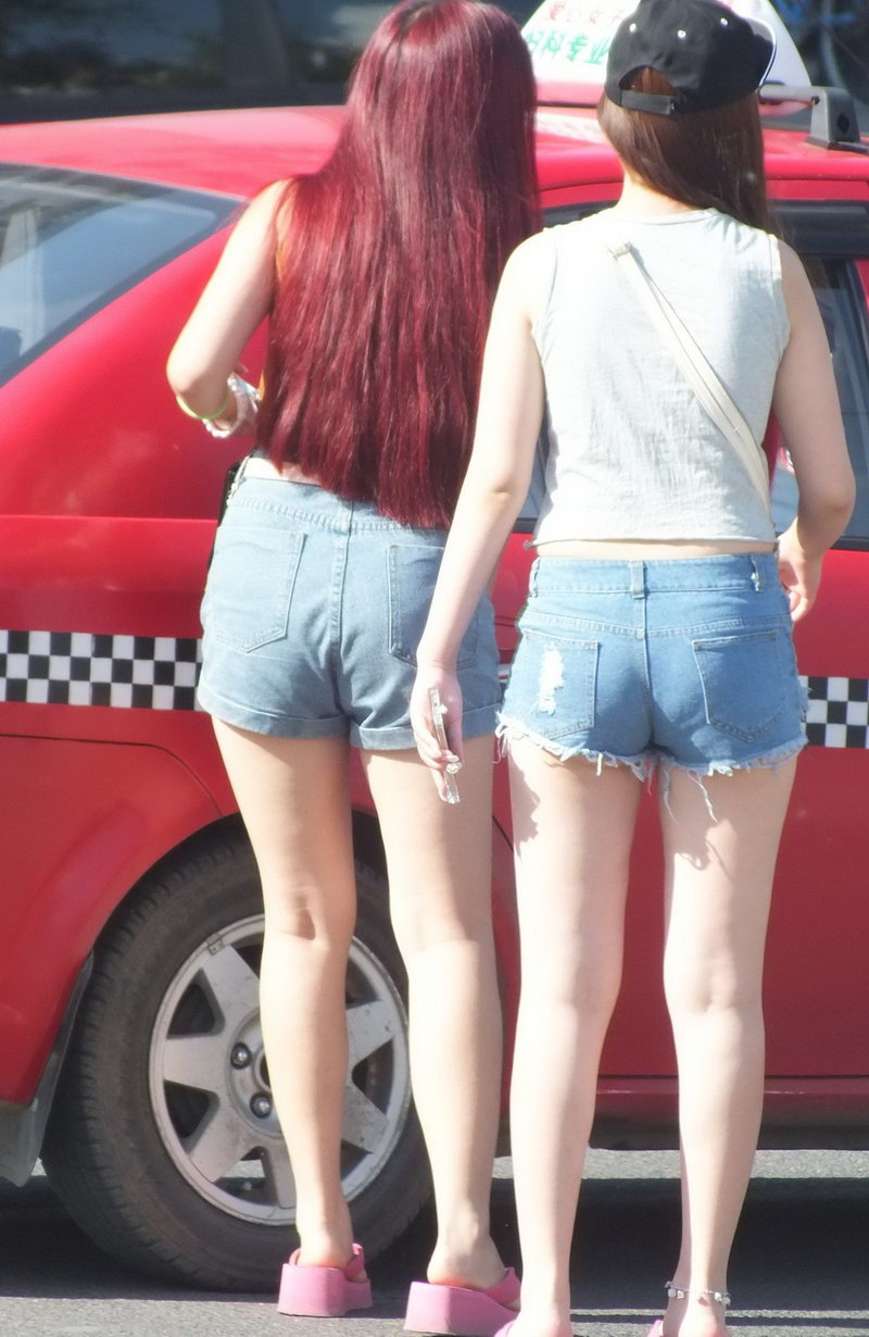 建设路上街拍的两个短裤美女(1)