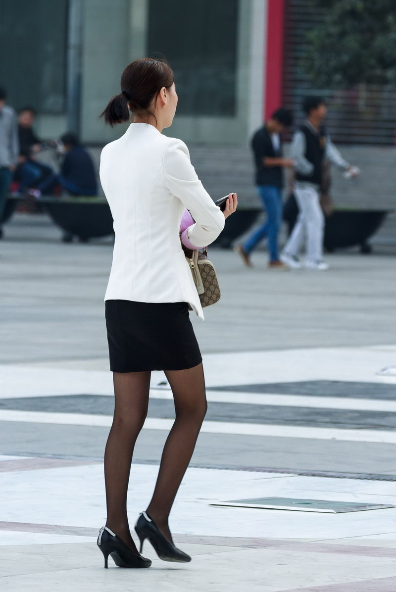 上海现代广场街拍黑丝袜美女